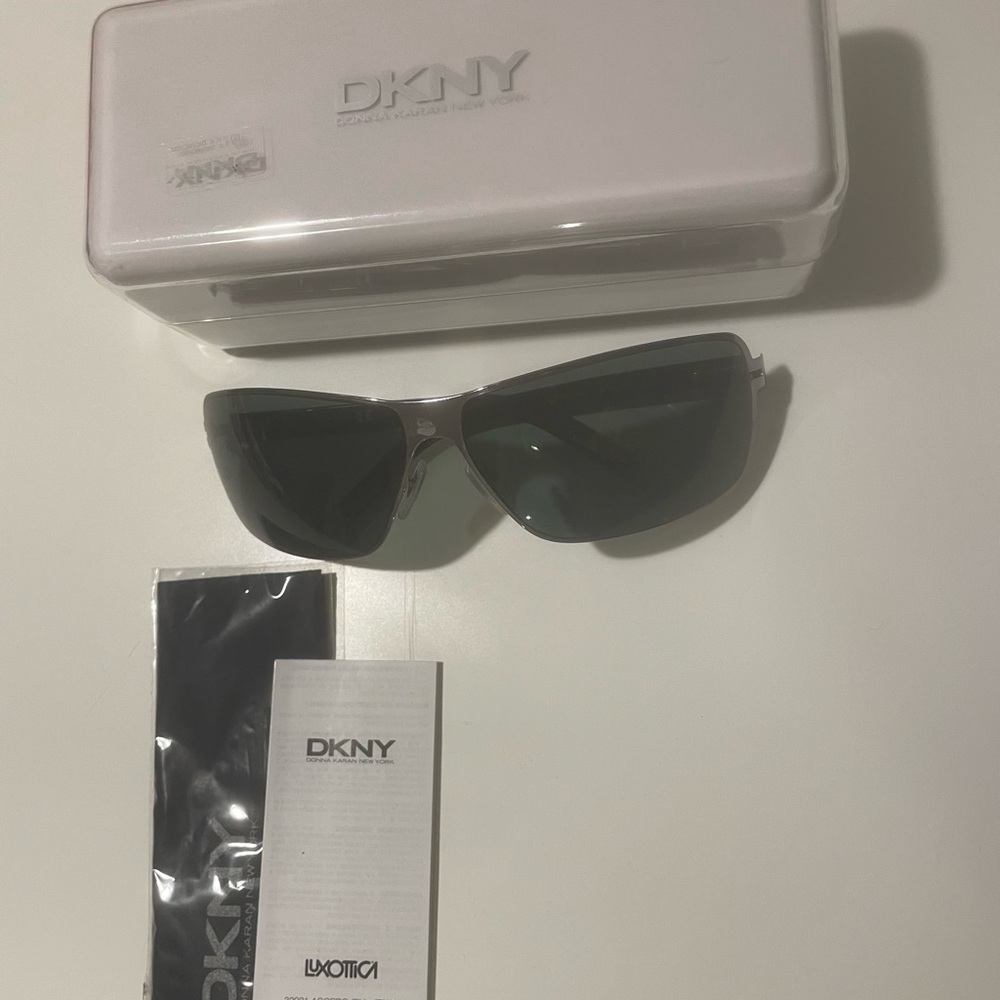 DKNY DY5022 Sunglasses (1003/71) – Oversized Black Frame, Made in Italy